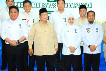 Khofifah Terima Satyalancana Wira Karya Swasembada Pangan 2025 dari Prabowo