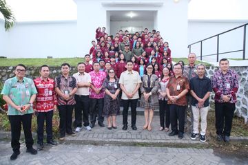 Sambangi Sekolah Rakyat Minahasa, Wamendagri Ajak Siswa Semangat Belajar