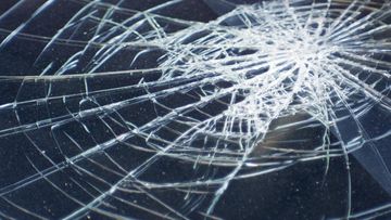 Bruukk! Taksi Listrik Tiba-tiba Mundur Tabrak Resto di Tangerang