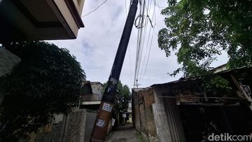 Cerita di Balik Suara Tiang Listrik Digetok Lepas Tengah Malam