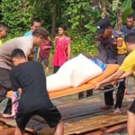 Kapolsek Beduai Kalbar Angkut Peti Jenazah Warga yang Terjebak Banjir