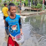 Anak-anak di Pegangsaan Dua Jakut Cari Ikan Saat Banjir: Buat Digoreng