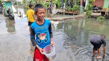 Anak-anak di Pegangsaan Dua Jakut Cari Ikan Saat Banjir: Buat Digoreng