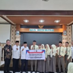 Perkuat Pendidikan Madrasah, Legislator Gerindra Salurkan PIP di Blitar