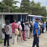 Penampakan Antrean Panjang Penumpang Bus TransJakarta di Pintu Tol Sawangan