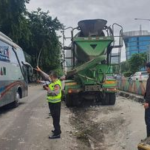 Lepas Kendali, Truk Molen Tabrak Pembatas Jalan di Jl Yos Sudarso Jakut