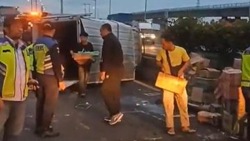 Truk Boks Pecah Ban hingga Terguling di Tol Wiyoto Wiyono Arah Priok
