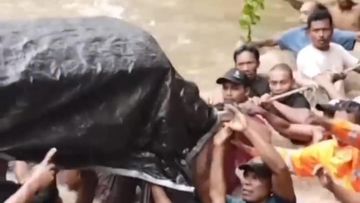 Jembatan Ambruk, Warga Malut Gotong Jenazah Seberangi Sungai Arus Deras