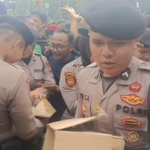 Polisi Bagikan Air Mineral dan Roti ke Massa Ojol di Kedubes AS
