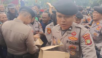 Polisi Bagikan Air Mineral dan Roti ke Massa Ojol di Kedubes AS