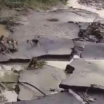 Aspal Jalur Kuta-Selong Belanak Lombok Terkelupas Usai Diterjang Banjir