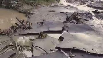 Aspal Jalur Kuta-Selong Belanak Lombok Terkelupas Usai Diterjang Banjir