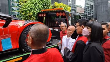 Momen Majelis Hakim Cek Ferrari hingga Harley Davidson di Sidang Migor