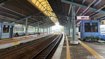 Tak Cuma Tempat Nunggu Kereta, Peron Stasiun Jadi Spot Foto Favorit Penumpang